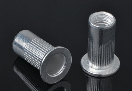 Aluminium flacher Kopf knurrte Körper Nietmutter Offener Typ